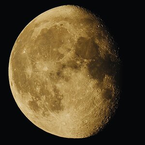 Mond jagt Panstarrs über den Himmel