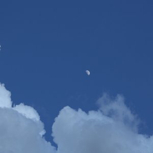 Mond kurz vor Gewitter