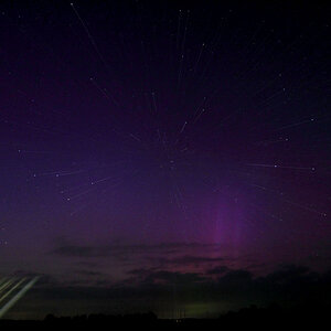 Polarlicht mit hellem Strahl bis Deneb
