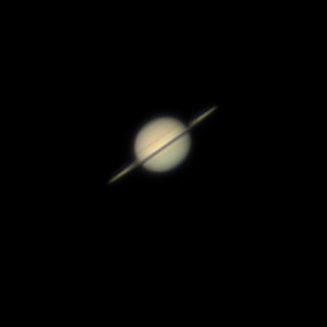 Saturn fast auf Kante