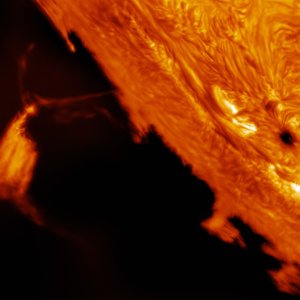 Flying prominence