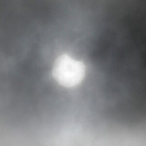 Sonnenfinsternis 2025 durch Regenwolken