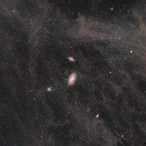 Widefield der M81/M82 Region mit dem Coddington und Vulcan Nebel plus IFN