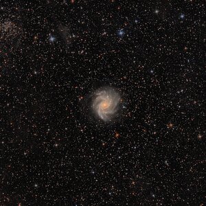 NGC 6946 (Feuerwerksgalaxie) und NGC 6939 (Geisterbuschhaufen)
