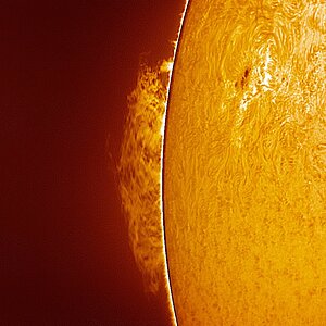 AR 14136 und Protuberanz am 10-07-25 um 12_01 MESZ mit PST-Umbau + 178M Webversion.jpg