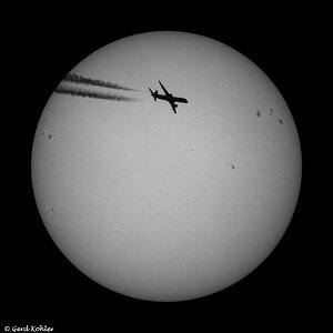 Ein Flugzeug vor der Sonne.