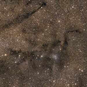 Loch Ness Dunkelwolke mit Reflexionsnebeln VdB 126 und LBN 133