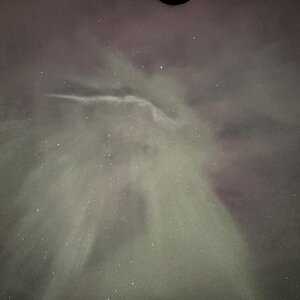 Polarlichter durch dünne Wolkendecke