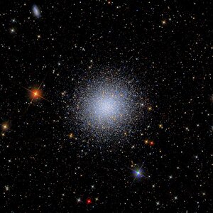 M13 (und NGC 6207)