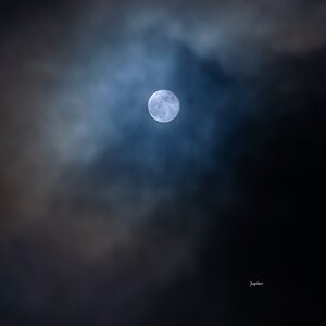 Vollmond und Jupiter im Wolkenmeer