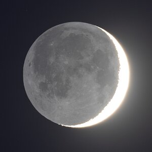Die Saison für schmale Mondsicheln am Abend mit aschgrauem Licht ist eröffnet!