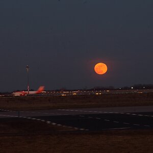Mond über BER Airport