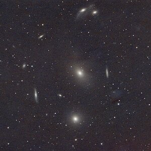 Markarjanische Galaxienkette um M86 und Nachbar Galaxien