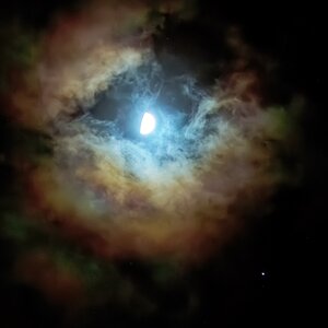Mond und Jupiter im Wolkenmeer