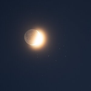 Mond und Plejaden am 19. April