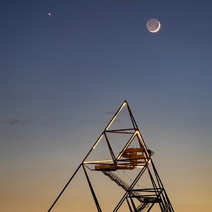 Mond mit der Venus über dem Tetraeder