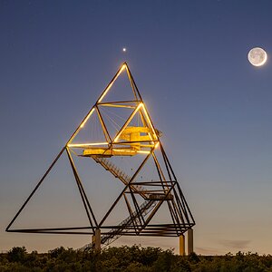 Mond mit der Venus über dem Tetraeder  #2