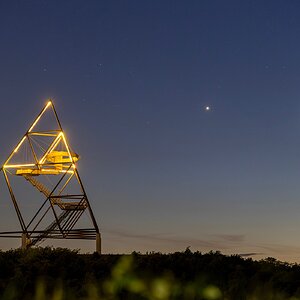 Mond mit der Venus über dem Tetraeder  #3