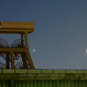 Mond und Venus bei der Schachtanlage Franz Haniel