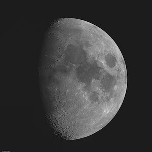 Der Mond am Taghimmel.