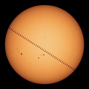 ISS Sonnentransit im Weißlicht am 26. Mai 2026
