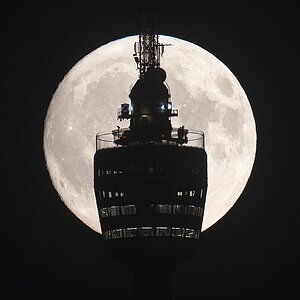 Mond trifft Fernsehturm in Stuttgart