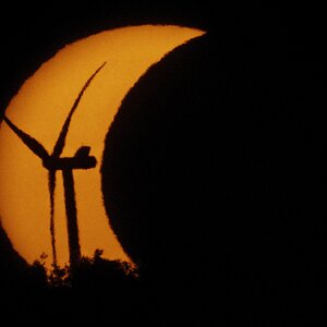 Sonnenfinsternis und Windrad