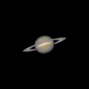 Saturn mit Tethys, Rhea und einer Spur von Dione