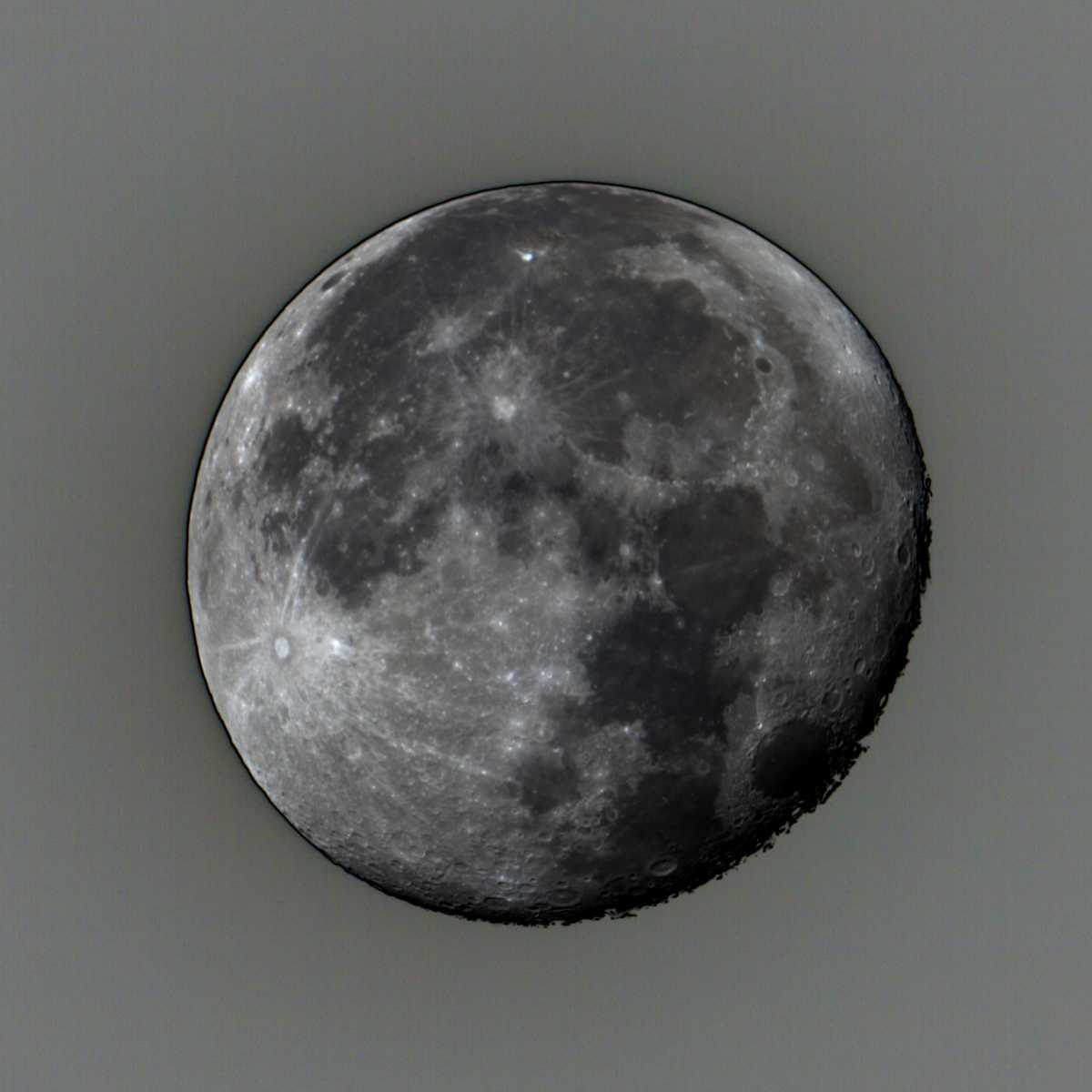 Der Mond im leichten Dunst