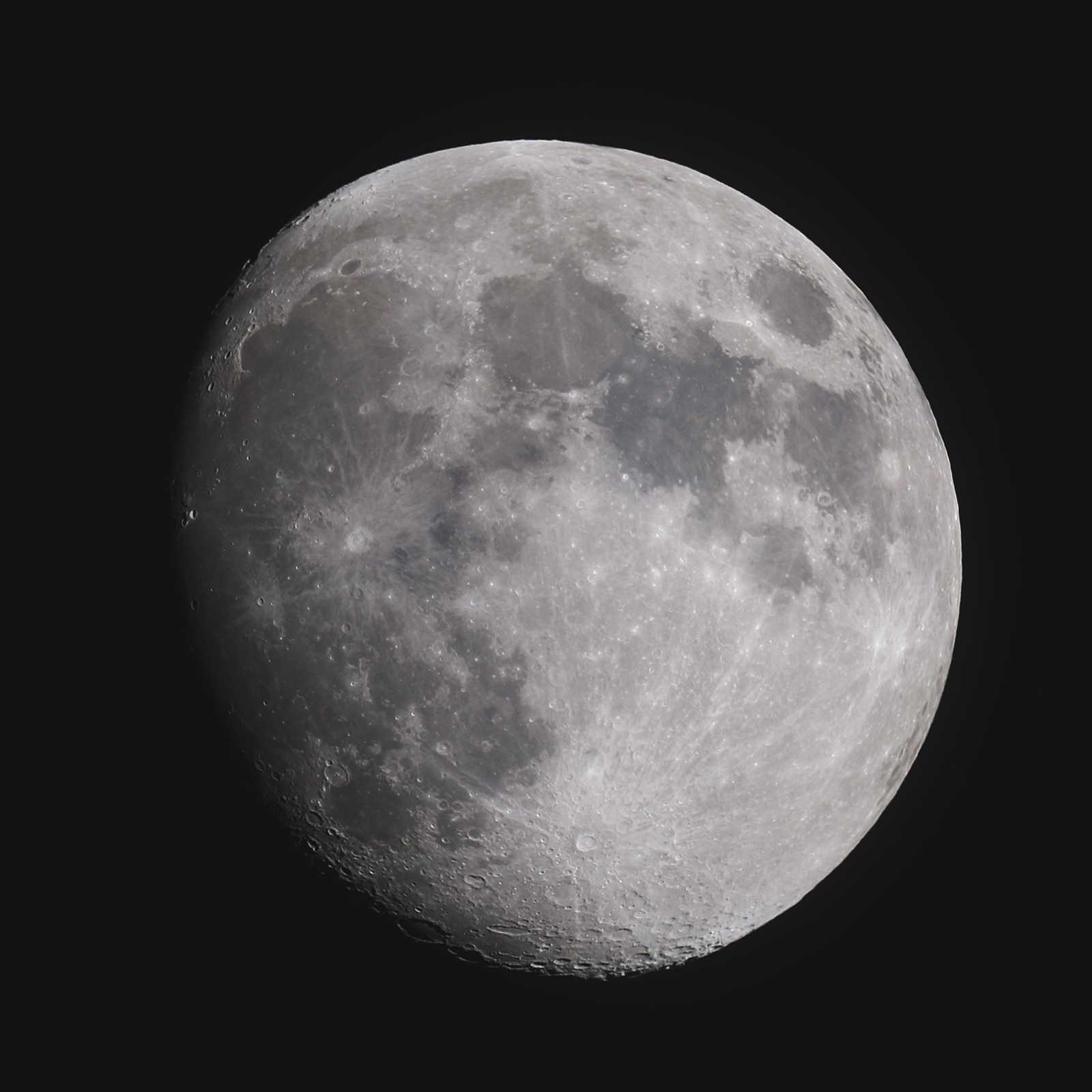 Der Mond in einer Wolkenlücke