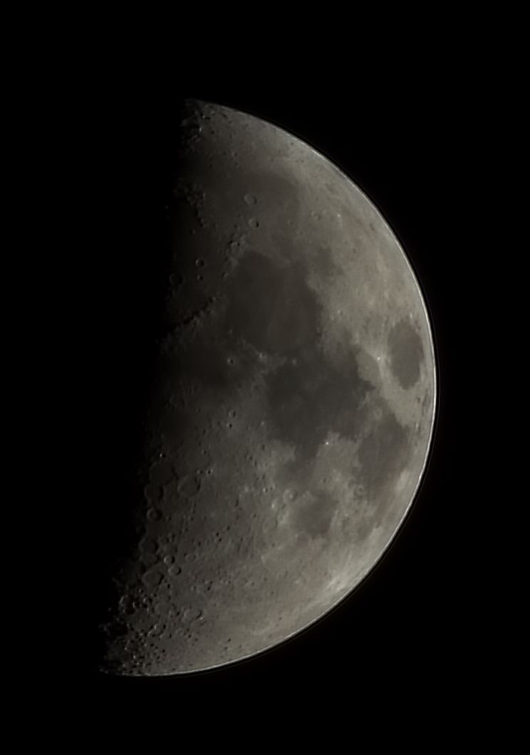 Der Mond mit Bridge-Kamera