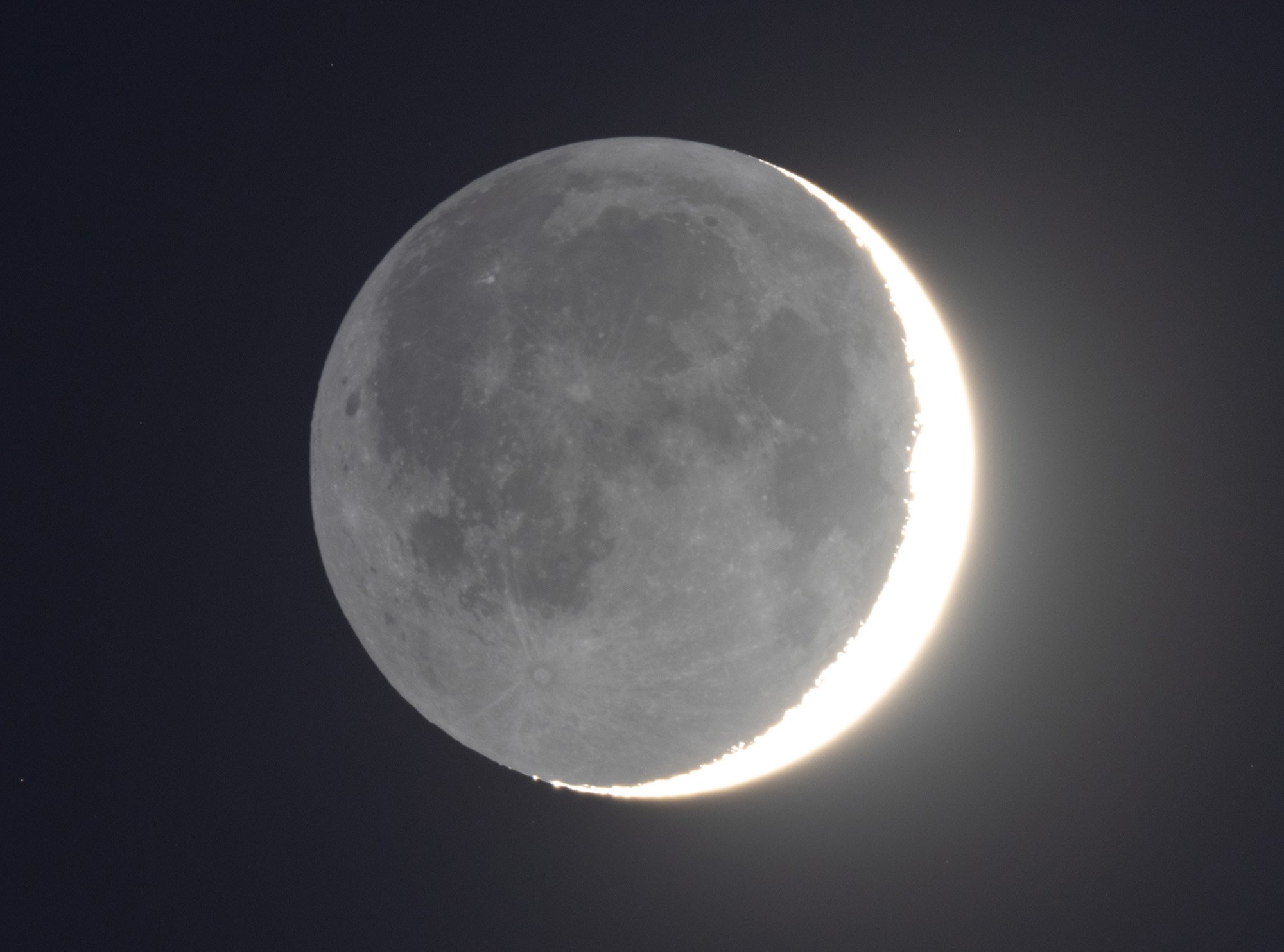 Die Saison für schmale Mondsicheln am Abend mit aschgrauem Licht ist eröffnet!
