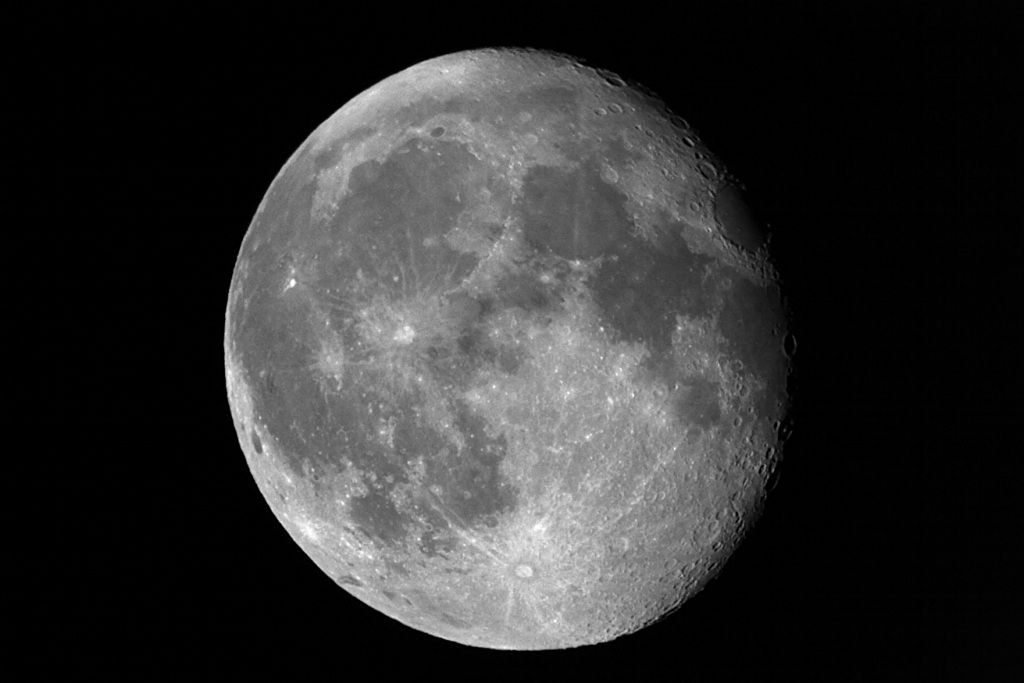 ein aufgehender Mond