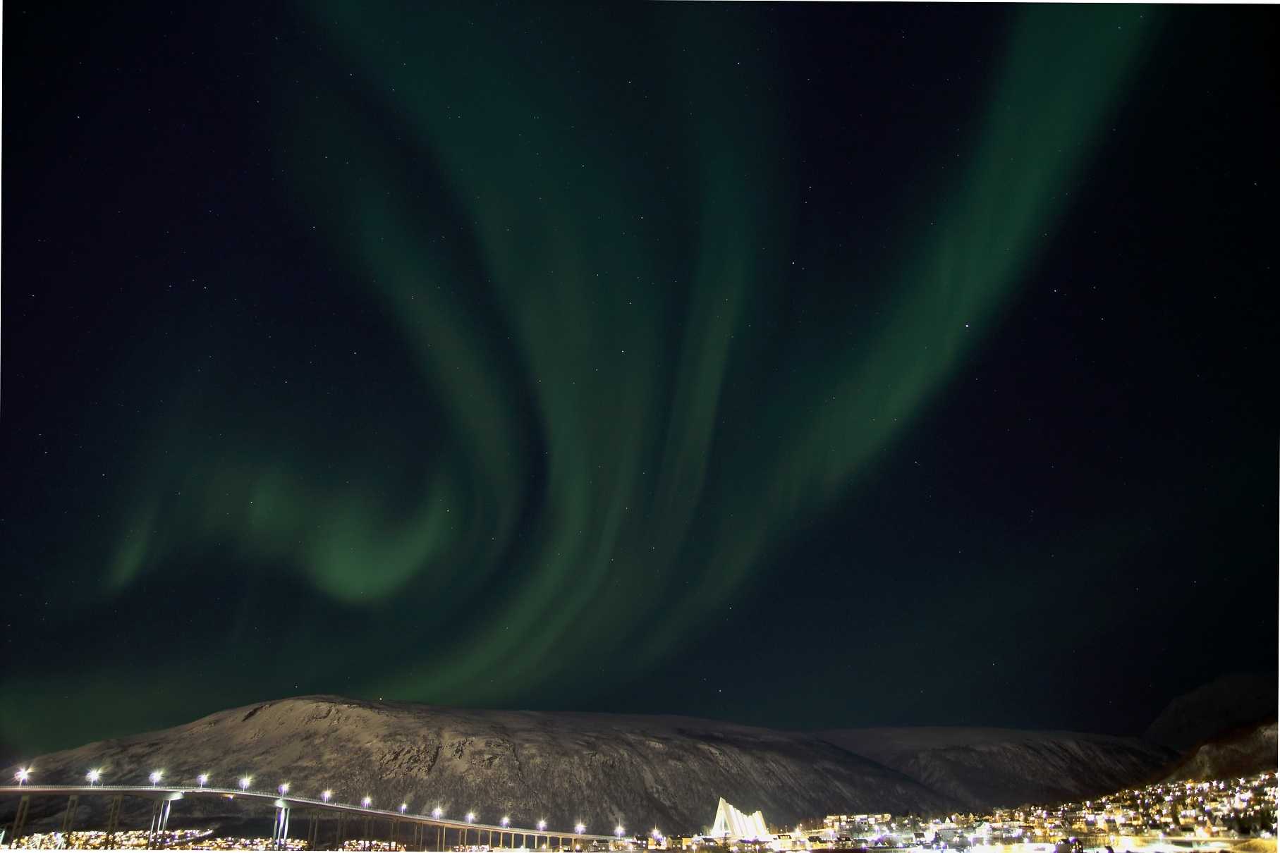 Eine gewaltige Aurora über Tromsö