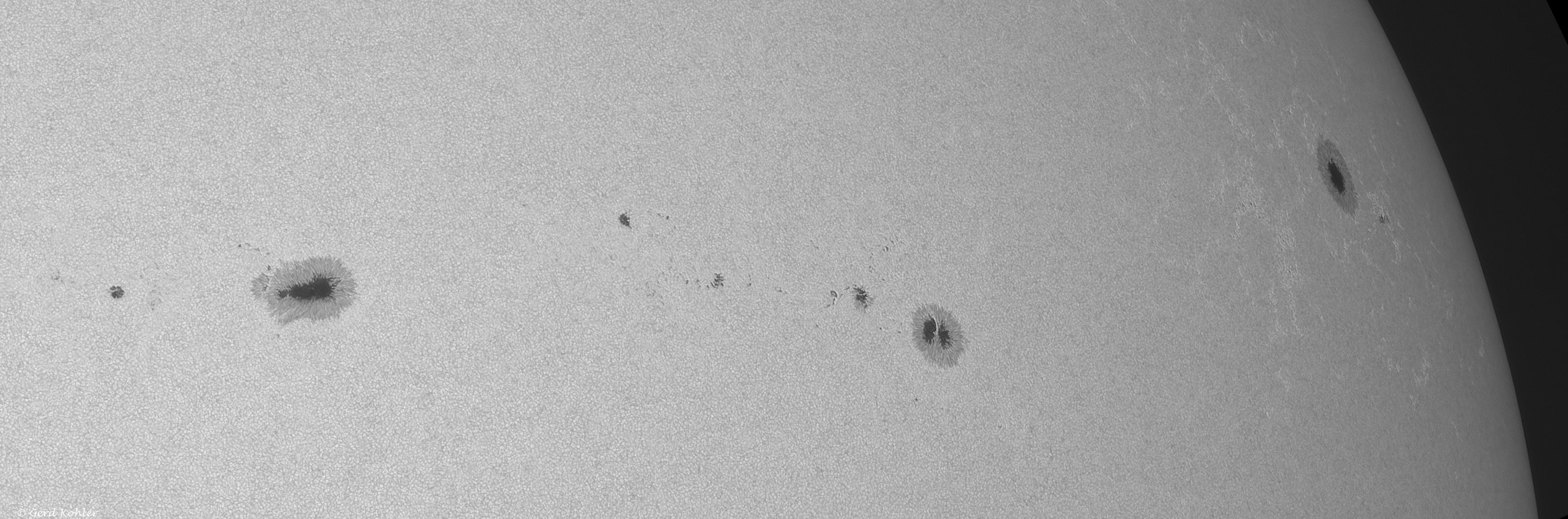 Fleckengruppen am Westrand der Sonne.