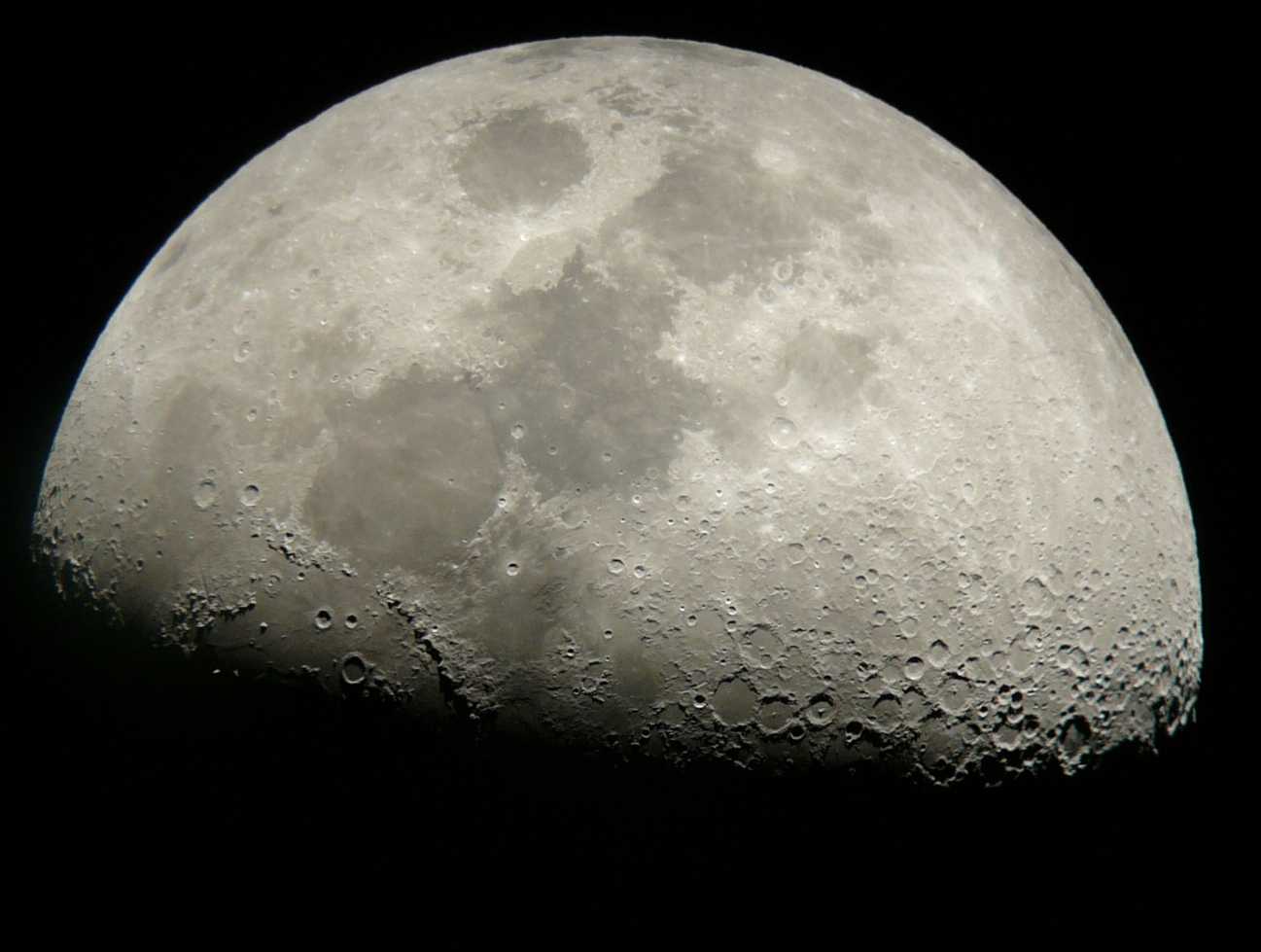 Halbmond afokal mit einem Orion Intelli XT10