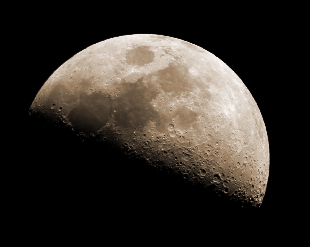 IMG_3141 Mond liegend nahe.jpg