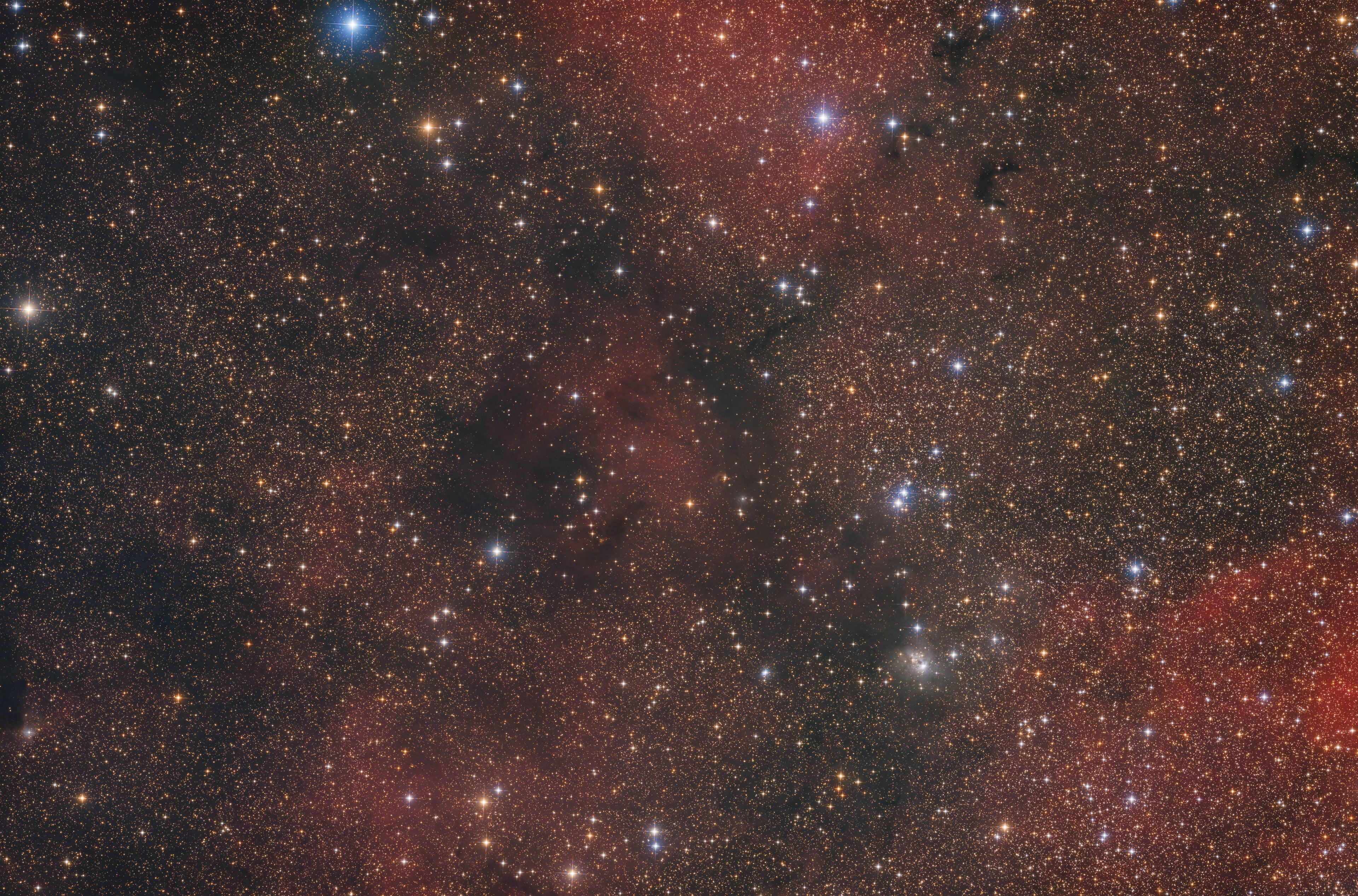 LBN496 - farbige Sternenpracht plus Dunkelnebel