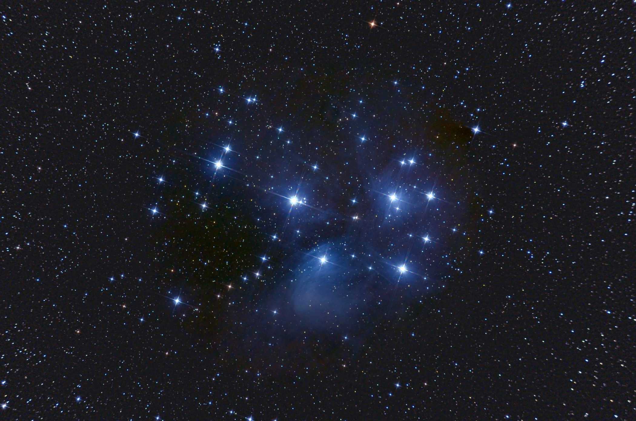 M45_2h08min_je-90sec-Frames_Nikon-D5100_6z-420mm_DSS_FW-Gl-Schaerf_PL-cut-Hist-Saett_1600_05Okt2016.jpg