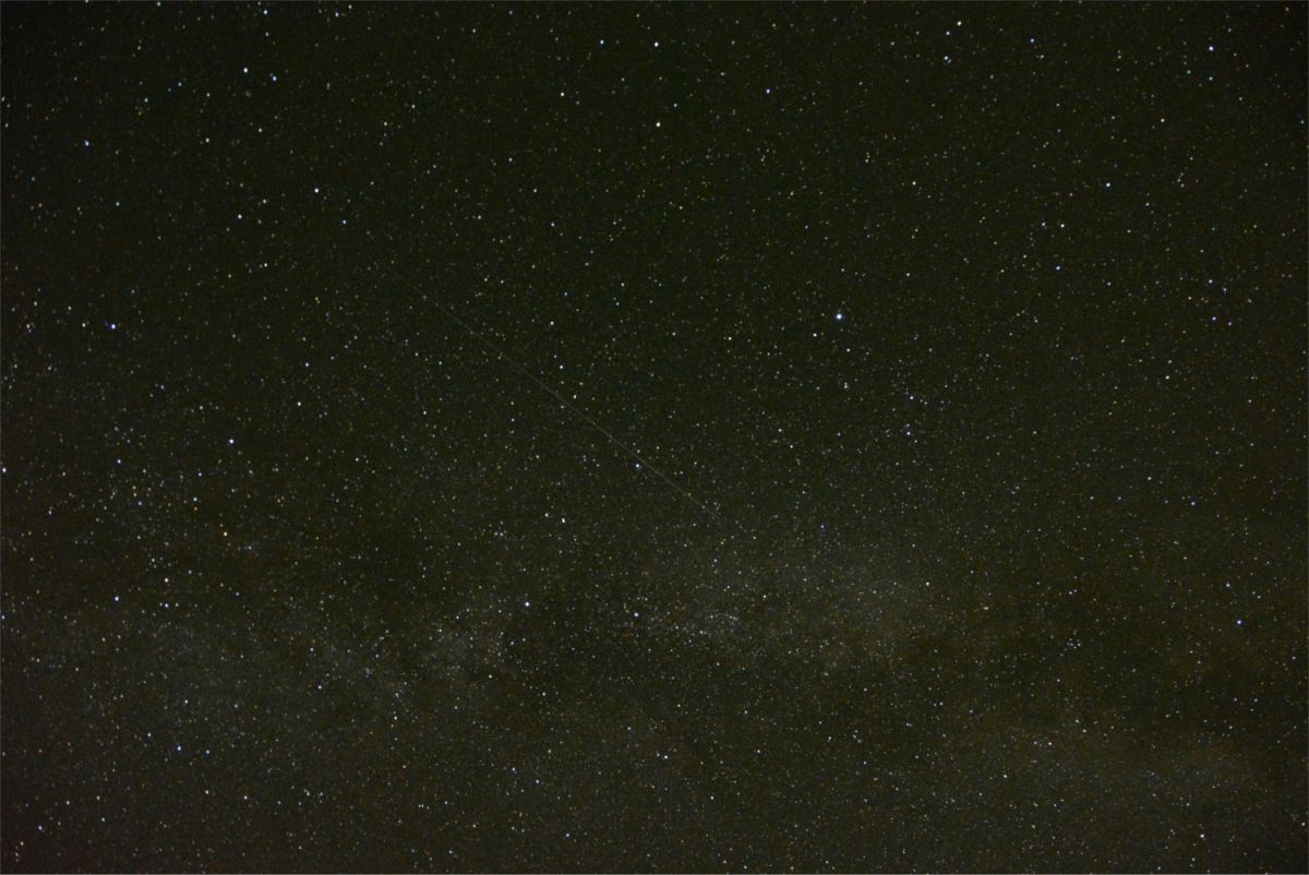 Milchstraße mit Satelliten-Spur