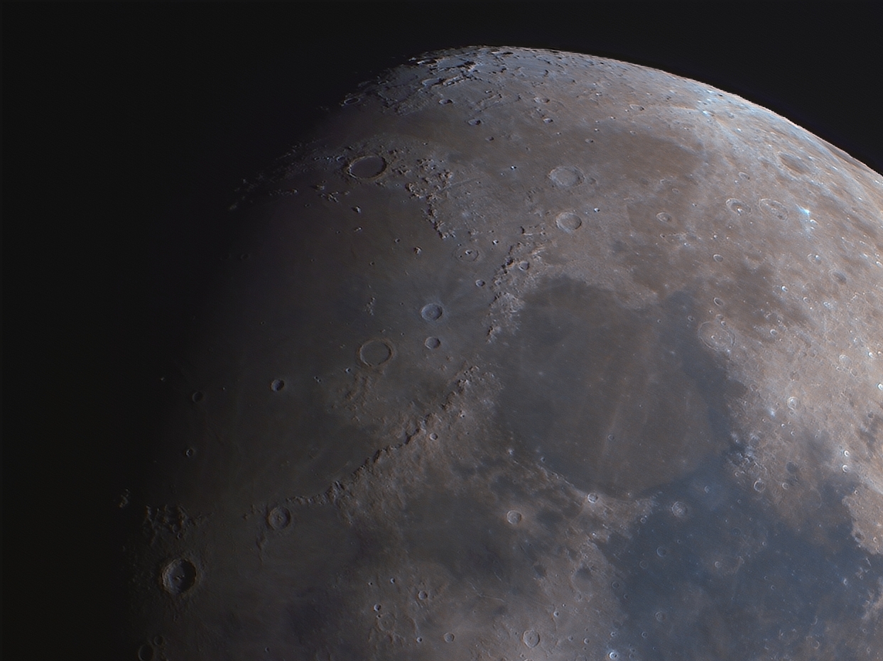 Mineral Moon mit Spielzeugteleskop