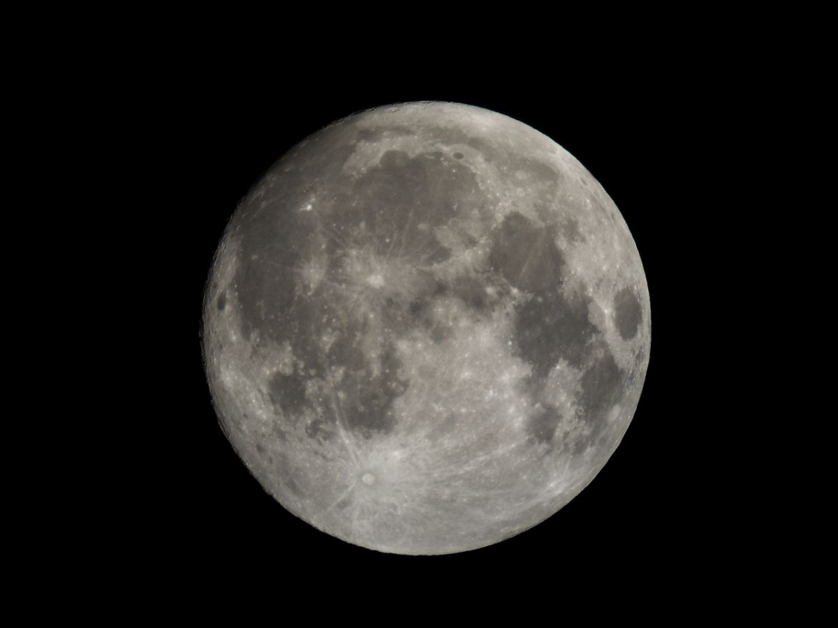 Mond, 1 Tag vor voll