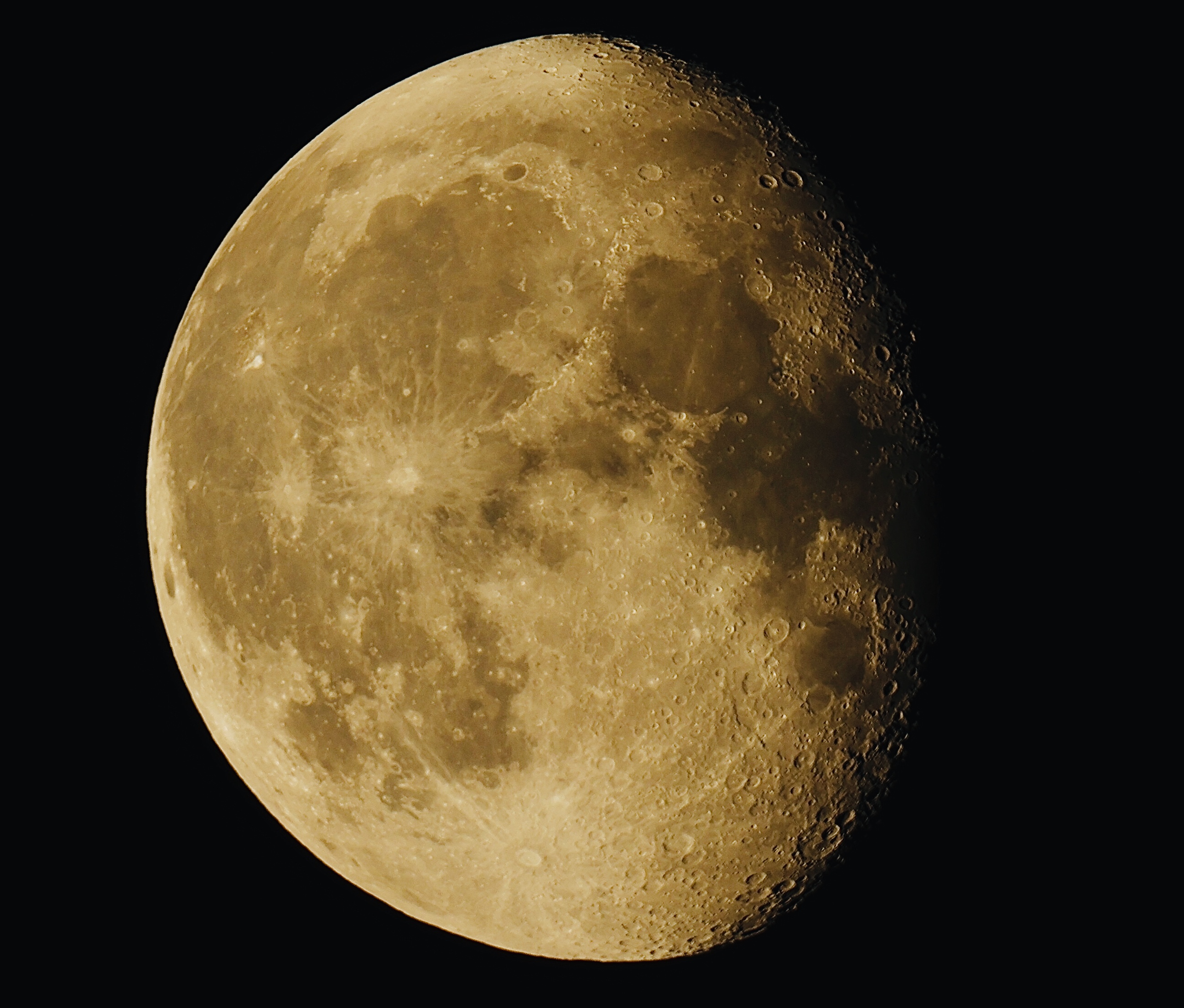 Mond jagt Panstarrs über den Himmel