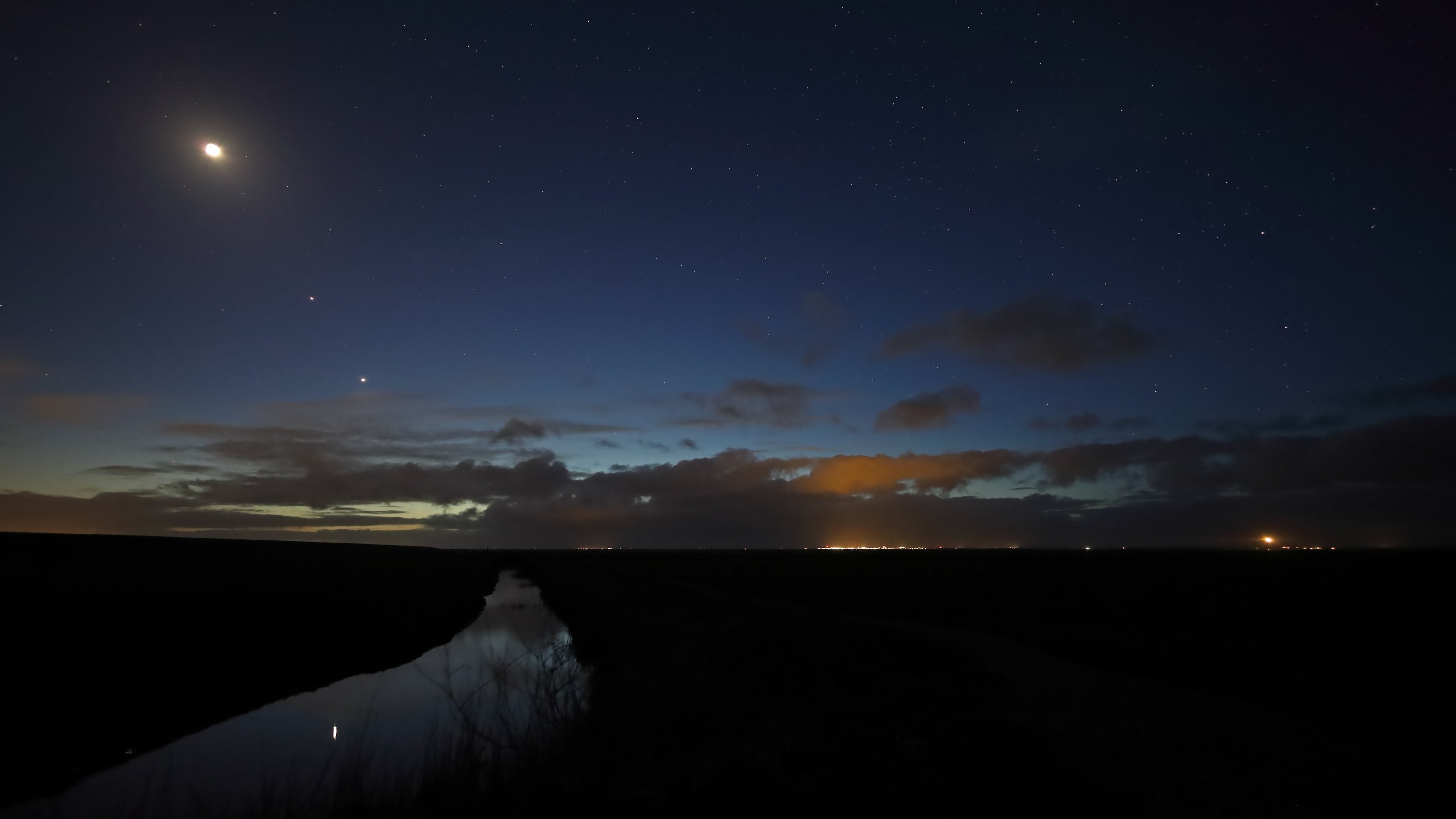 Mond, Jupiter, Venus und Sterne über Juist und Norderney