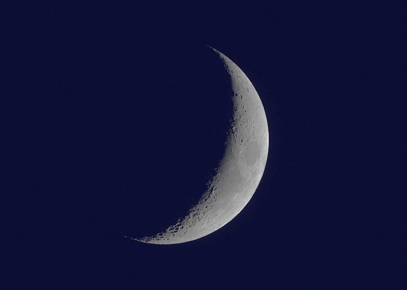 Mond kurz vor Sonnenuntergang