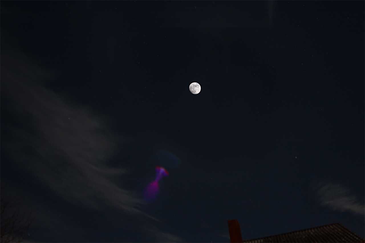 Mond mit Cirruswolken