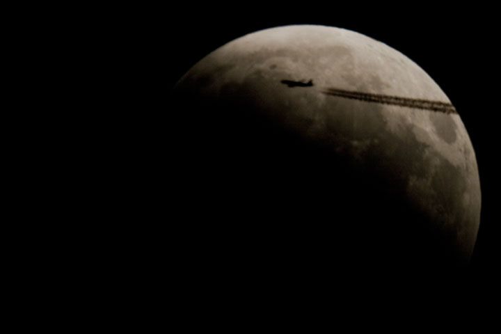Mond mit Flugobjekt am 16.08.2008