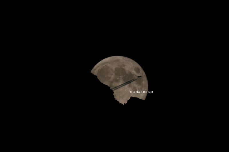 Mond mit Flugzeug