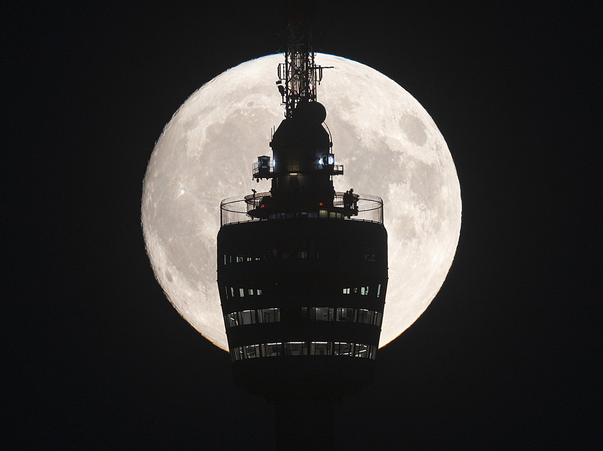 Mond trifft Fernsehturm in Stuttgart