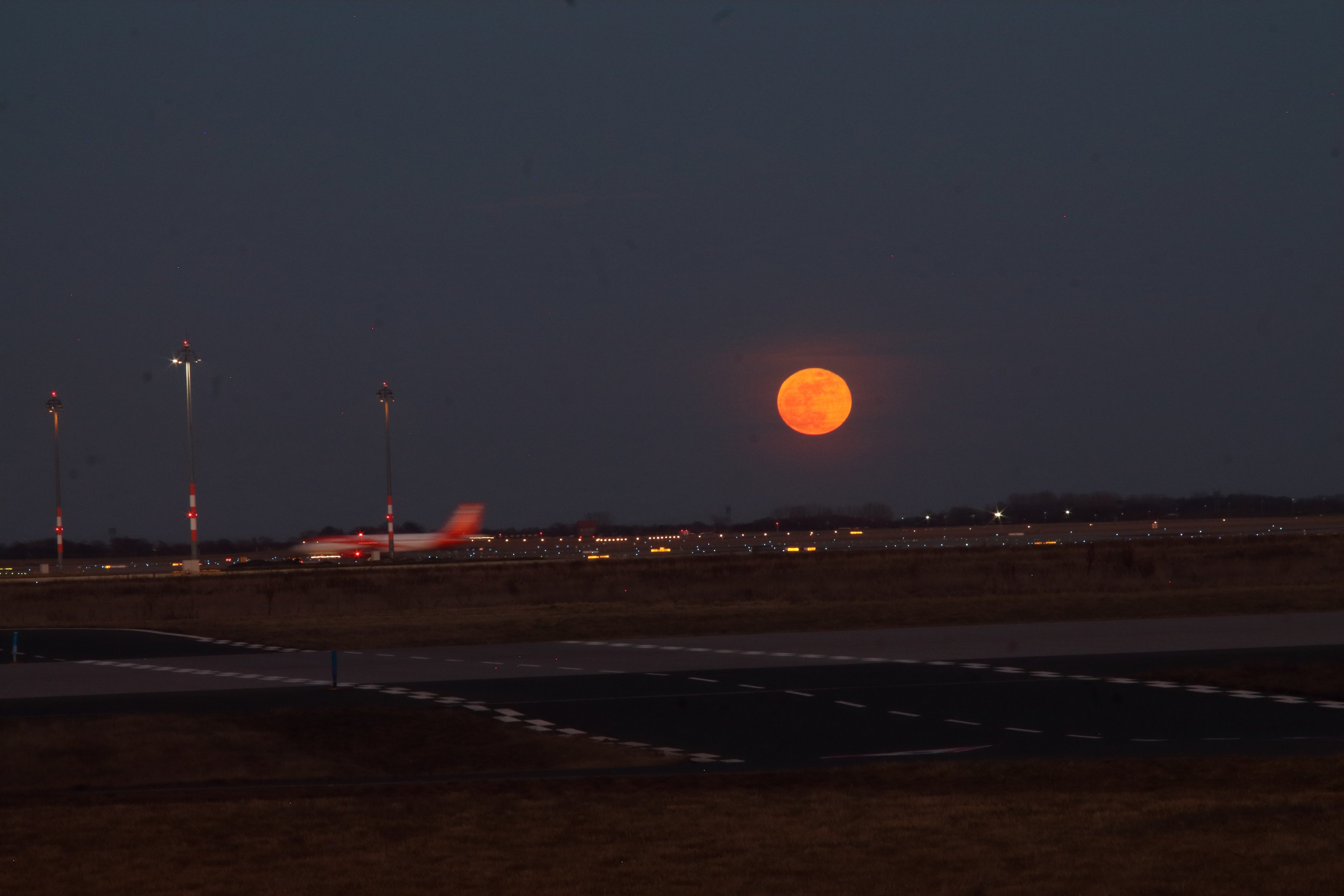 Mond über BER Airport